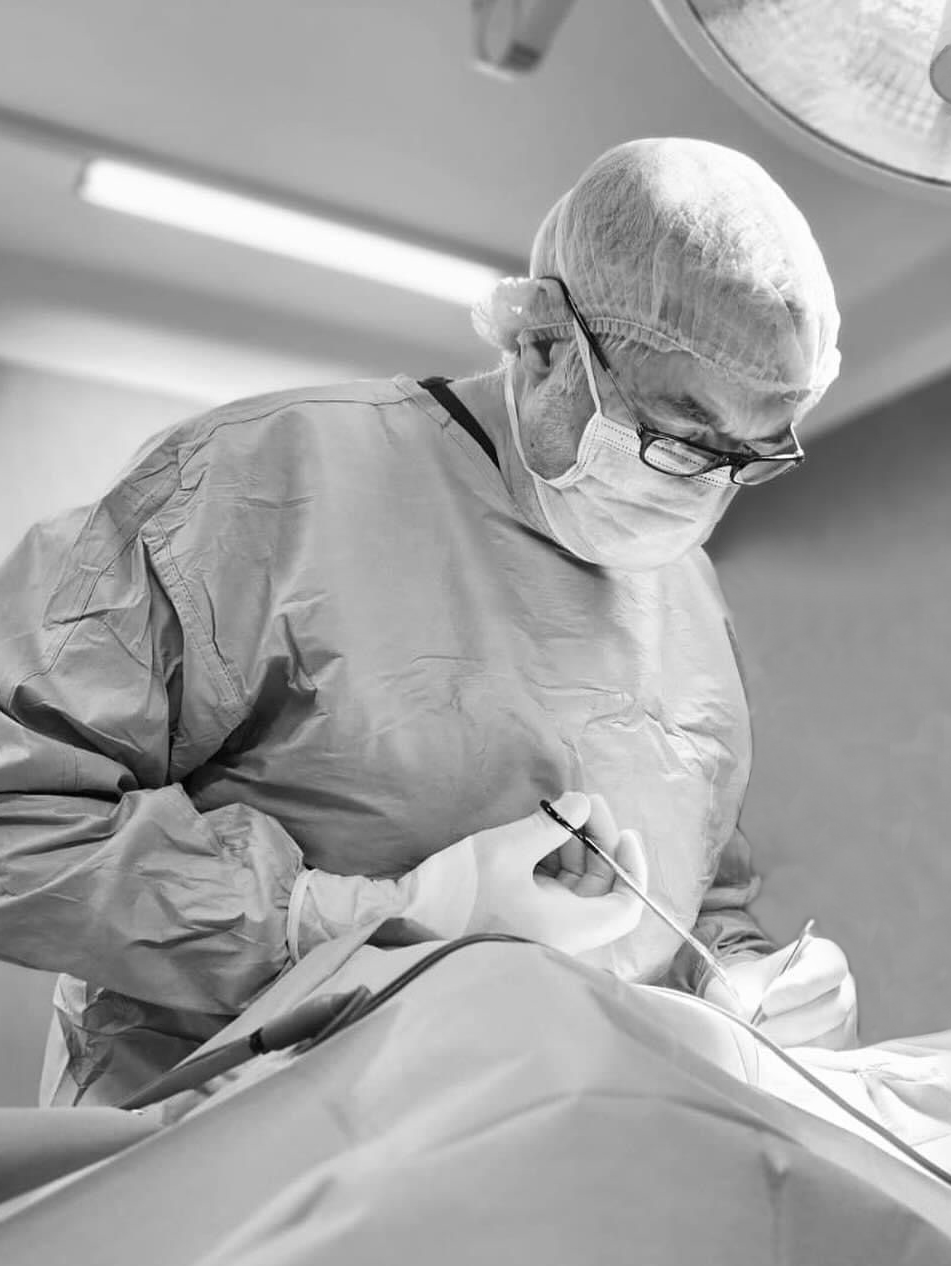 Il dott. Giorgio Romanelli durante un intervento di chirurgia veterinaria